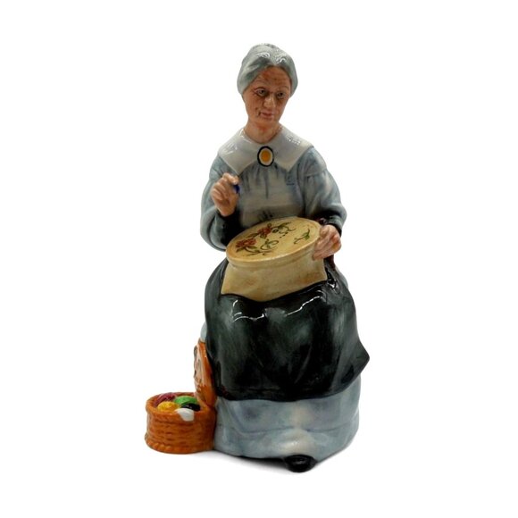 ROYAL DOULTON Old Lady Embroidering HN2855 Figurine 1979 England Vintage 7.5 in - Picture 1 of 11